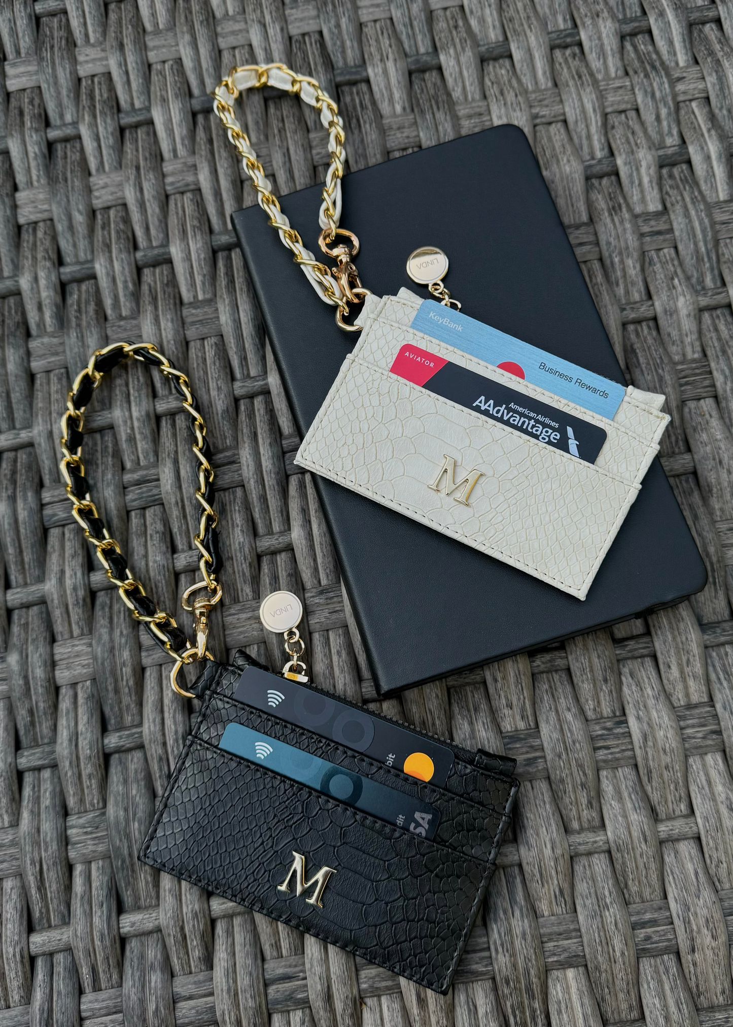 CHAIN CARD HOLDER